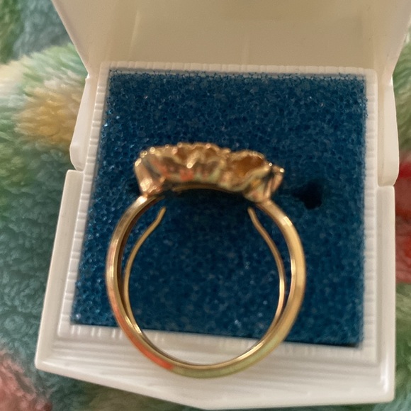 Avon gold adjustable ring. Flower with diamond accent - Picture 3 of 5